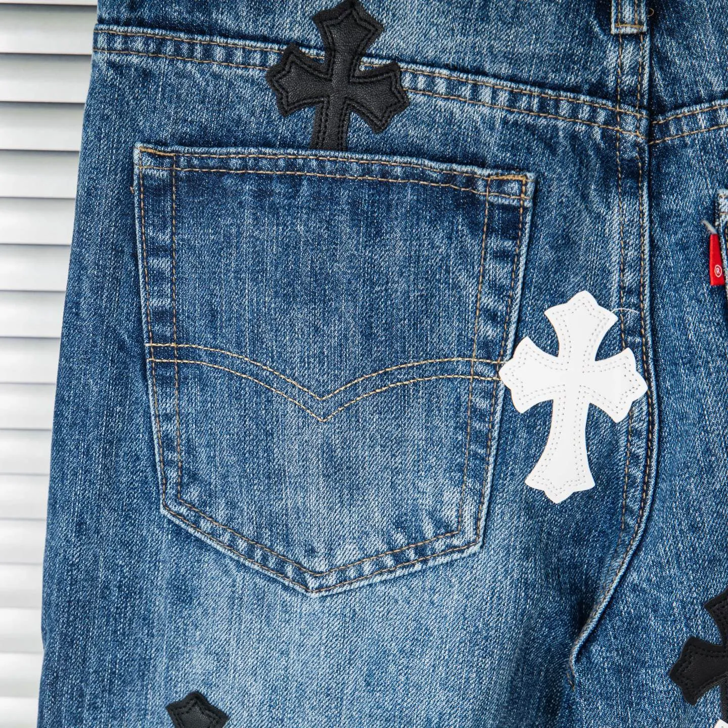 P240 Chrome Hearts Chrome Hearts blue pants, black and white multi-leather jeans, multi-leather label work jeans, ch jeans, all need to be washed and then disassembled and hand-stitched with sheepskin cross leather and then spliced to complete. The whole process is too complicated to describe. About Chrome Hearts This is an extremely luxurious fashion brand that can also be called the nobility of the high street. It has always been an exclusive brand for some hipsters or rich second generations. Compared with ordinary high streets, it is more luxurious and noble. Compared with luxury brands, it is more fashionable and individual. It has always been a brand that I have a special liking for. Style number: 1790# Color: blue Size: 28 30 32 34 36